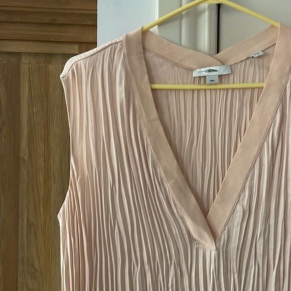 🎀 Vince. Crushed sleeveless double v neck blouse in French rose new - Picture 3 of 13